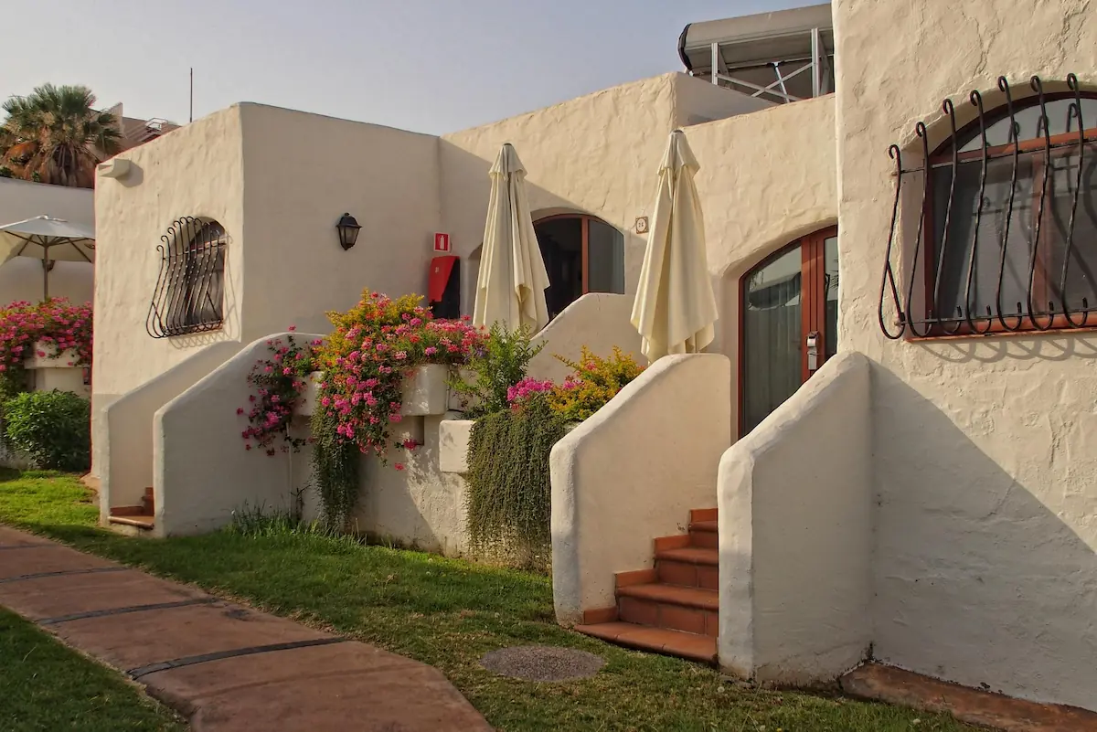 Rumah Gaya Mediterania Minimalis